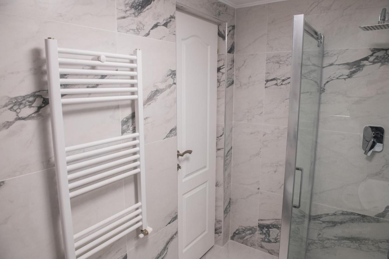 Apart Hotel Center Piatra Neamt Bagian luar foto