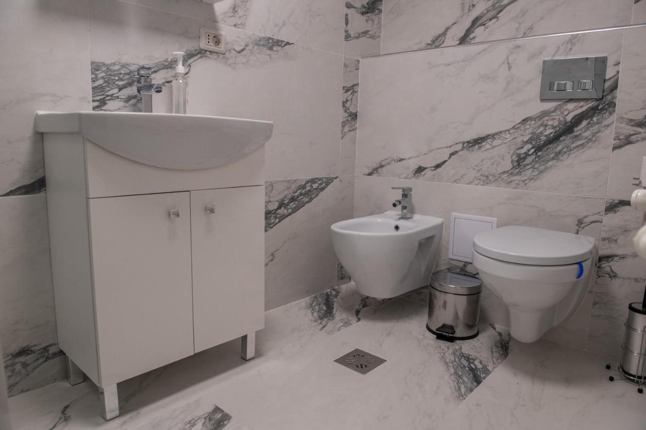 Apart Hotel Center Piatra Neamt Bagian luar foto